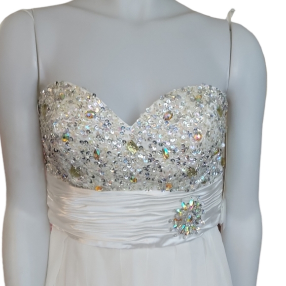 Wedding dress - Picture 3 of 7